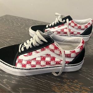 Vans - very good condition - black/red white tie shoes!